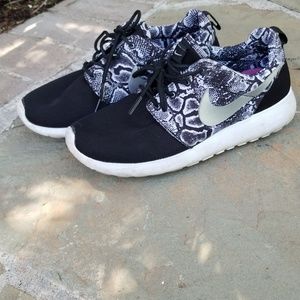 Nike womens Roche sneaker